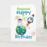 Cartão Aniversário do 5 Space Happy<br><div class="desc">Um cartão de design espacial divertido para um 5 de aniversário com um astronauta sentado no mundo com um foguete espacial perto de um fundo de planetas e estrelas a disparar. Um design divertido para aqueles garotos que terão cinco anos. Pode ser personalizado alterando o nome e a idade e,...</div>