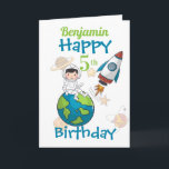 Cartão Aniversário do 5 Space Happy<br><div class="desc">Um cartão de design espacial divertido para um 5 de aniversário com um astronauta sentado no mundo com um foguete espacial perto de um fundo de planetas e estrelas a disparar. Um design divertido para aqueles garotos que terão cinco anos. Pode ser personalizado alterando o nome e a idade e,...</div>