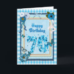 Cartão aniversário do 70 com um efeito do álbum de<br><div class="desc">cartão de aniversário do 70. Diga o feliz aniversario com um cartão delicioso dos artesanatos do sucata-registo. Com lotes das flores,  borboletas,  e as fitas,  este cartão é certo deleitar-se. Copyright Norma Cornes.</div>