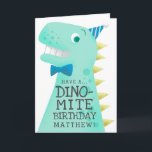 Cartão Aniversário do Dinossauro Engraçado<br><div class="desc">Cartão de aniversário engraçado e bonito para um garoto especial! Ilustração em estilo cartoon de um dinossauro verde com picos amarelos. O T rex está vestindo uma gravata de arco azul e um chapéu de festa minúsculo. Em seu corpo há um texto que diz "Tenha um aniversário DINO-MITE" Você pode...</div>