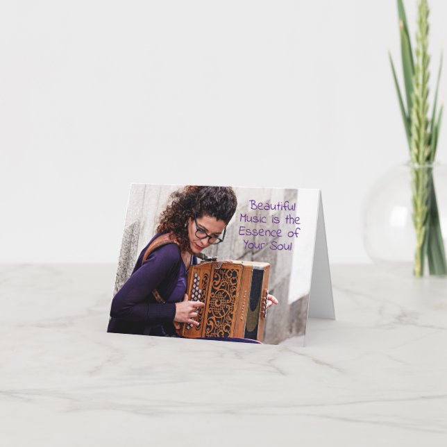 Cartão Aniversário do Jogador Acordionista Feminino (Frente)