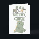 Cartão Aniversário do Jovem Dinossauro Verde<br><div class="desc">Deseje ao seu jovem fã favorito de dinossauros um feliz aniversário com este cartão de saudação Dino-Mite com uma mensagem personalizada e uma ilustração adorável de um bebê dinossauro em verde e amarelo. Use o campo modelo para adicionar seu próprio nome e uma saudação personalizada ao dentro deste cartão.</div>