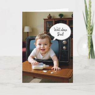 Cartão Aniversário do pai com bebê rastejando fora do tel