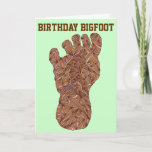 Cartão Aniversário engraçado Bigfoot da trilha de Z<br><div class="desc">Dentro de lê "traz desejos grandes do aniversário - tenha um aniversário squatchy!" Este cartão engraçado do aniversário trará um sorriso a qualquer um que ama Bigfoot… e provavelmente para aqueles que não fazem demasiado. Meu design de trilha original de Sasquatch neste cartão está em um fundo verde, mas você...</div>