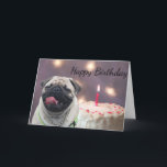 Cartão Aniversário engraçado do pug<br><div class="desc">Pug da jovem corça com uma língua feliz que pendura para fora a expressão engraçada em sua cara e em um bolo no cartão bonito do aniversário dos amantes do cão do fundo</div>
