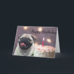 Cartão Aniversário engraçado do pug<br><div class="desc">Pug da jovem corça com uma língua feliz que pendura para fora a expressão engraçada em sua cara e em um bolo no cartão bonito do aniversário dos amantes do cão do fundo</div>