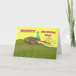 Cartão Aniversário Hoppy para o pai, festa de aniversário<br><div class="desc">Cartão de aniversário brilhante e colorido para o pai/pai. O cartão tem um tema da natureza de um sapo em uma grande folha do Hosta. Os elementos de Digitas adicionados à cena festiva incluem um chapéu do partido, e chifre do favor de partido com flâmulas do tiro e estrelas em...</div>