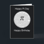 Cartão Aniversário no círculo do dia do Pi<br><div class="desc">Comemore um aniversário no dia do Pi com este cartão irracional! A pessoa do aniversário amará receber um cartão tão original e apropriado! O círculo branco com beira, tem dígitos aleatórios para dentro com um fundo preto all over. Um símbolo do pi é colocado no centro do círculo e sobre...</div>