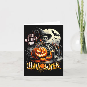 Cartão Apenas esperando pelo esqueleto de halloween bruxa
