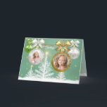 Cartão Árvore verde branca Dourado da neve do Bauble do<br><div class="desc">Criar seu próprio quadro festivo da foto do Natal com esta colagem do ouro, a branca e a verde dos baubles. Os ornamento brilhantes sobre árvores nevado ajardinam o saque como quadros para suas pressões ou fotografias favoritas de Instagram. Substitua as imagens e o texto da amostra com seus próprios...</div>