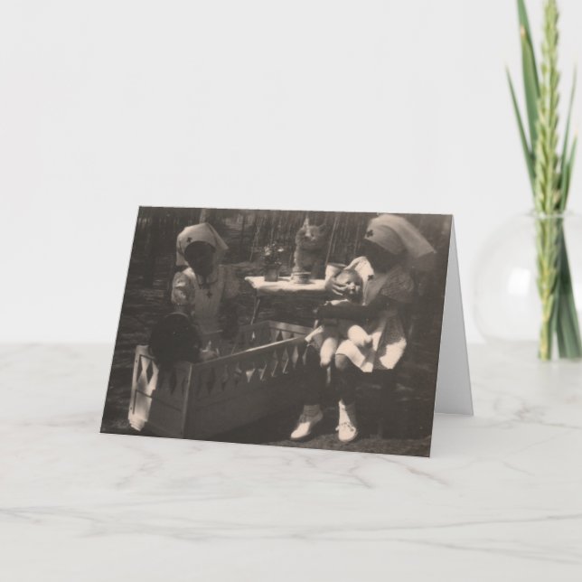 Cartão As meninas no traje da enfermeira da cruz vermelha (Frente)