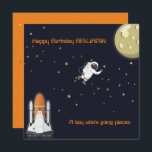 Cartão Astronauta Moon Rocket Kids Sistema Solar Flat<br><div class="desc">Astronauta e ônibus espacial para a Lua em um cosmos preto estrelado de brilho dourado. O texto de tipografia de fonte de idade do espaço pode ser facilmente personalizado com o nome próprio do seu filho e a saudação de texto do lado inverso. Um Cartão de Saudação Flat Birthday super...</div>