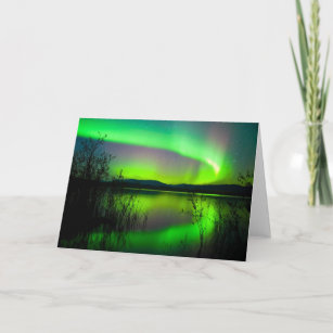 Cartão Aurora boreal espelhada no lago