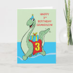 Cartão Avô, aniversário de 3 anos Dinossauro<br><div class="desc">Quando você sabe que seu querido neto está tão interessado em dinossauros então esta carta com a criatura gigantesca do cobrir seria perfeita para ele saudar um aniversário de 3 anos feliz.</div>