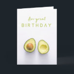 Cartão Avo Excelente Birthday | Avocado Modern Funny Piad<br><div class="desc">O simples "Avo-excelente Birthday",  na moda,  cita um cartão de boas-vindas com a tipografia moderna em verde limão e uma fotografia de um abacate cortado ao meio num fundo branco. A carta engraçada tem um tema de piada de trocadilhos!</div>