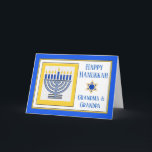 Cartão Avós Hanukkah Contemporâneo Menorah<br><div class="desc">Feliz Hanukkah vovó e vovô,  menorah contemporânea com velas azuis,  cartão de cumprimentos em papel. Ilustração digital com um menorah aceso e uma Estrela de David. Altere o texto no cobrir como quiser. Personalize o dentro como quiser. Arte,  imagem e direitos de autor versos © Shoaff Ballanger Studios,  2024.</div>
