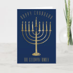 Cartão azul Dourado feliz do feriado de Chanukah<br><div class="desc">Envie ao seus amados um cartão personalizado esta estação de Chanukah. As características deste design um ouro coloriram o menorah em um fundo dos azuis marinhos. Acima dela a mensagem lê "Chanukah feliz". Abaixo do menorah é um lugar para seu nome de família que você pode personalizar ou remover se...</div>