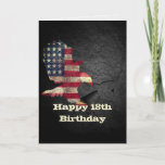 Cartão Bandeira e Águia Balda para o 18º aniversário<br><div class="desc">Águia caída com uma bandeira americana em fundo de ardósia negra para o 18º aniversário. O texto pode ser editado para qualquer aniversário de idade.</div>