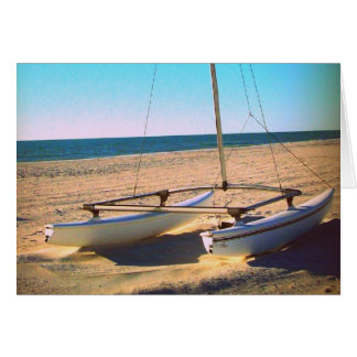 Cartão Barco de vela solitário na praia