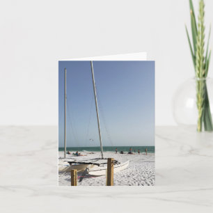 Cartão Barcos à vela na placa de anotação vazio Beach