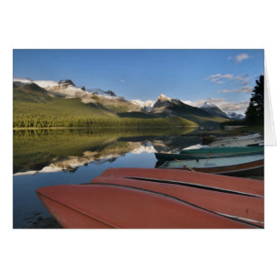 Cartão Barcos estacionados na margem do lago Maligne,
