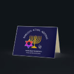 Cartão BARUCH ATAH ADONAI | Abençoações de Chanucá<br><div class="desc">Na moda, moderno HANUKKAH BESSINGS. Design mostra um MENORAH dourado com uma ESTRELA multicolorido DE DAVID e cinza prateada DREIDEL. No topo, há um texto curvo que diz BARUCH ATAH, ADONAI (Abençoado seja você, Ó Deus) e abaixo do texto lê HANUKKAH BLESSINGS FROM OUR HOME TO YOURS. No dentro, há...</div>