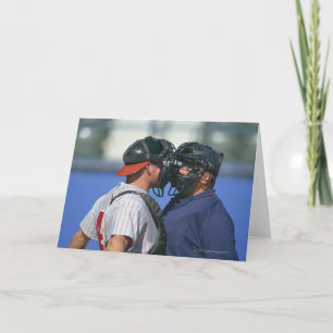 Cartão Baseball Catcher and Umpire Arguing