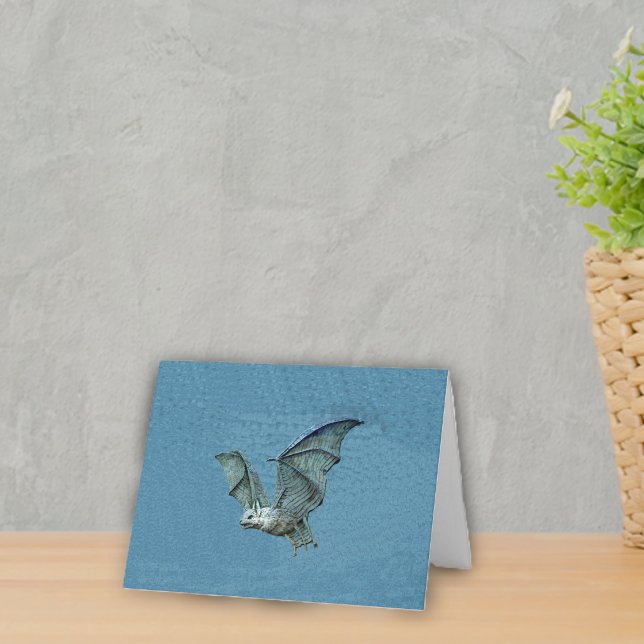 Cartão Bastão do azul do vôo 3D (Spooky flying blue bat white face on blue notecards.)