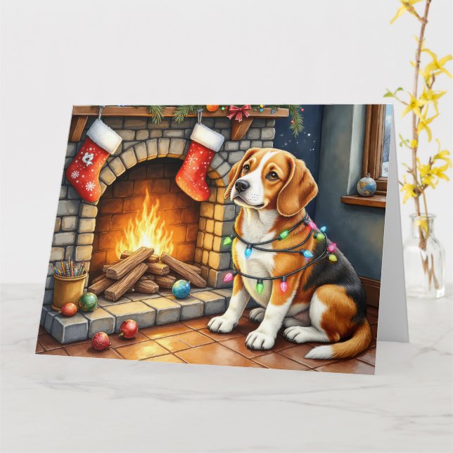 Cartão Beagle Sitting by Fireplace with Christmas Lights (Flor Amarela)