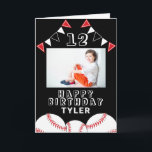 Cartão Beball Ball Flags Sports Kids Foto Aniversário<br><div class="desc">Beisebol Ball Flags Sports Kids Foto de Aniversário. O design tem bolas de beisebol e bandeiras de bunda de festa de aniversário em cores vermelha,  preta e branca. Adicione sua foto,  nome,  idade e texto e faça seu próprio cartão de aniversário. Excelente para meninos e meninas que amam beisebol.</div>