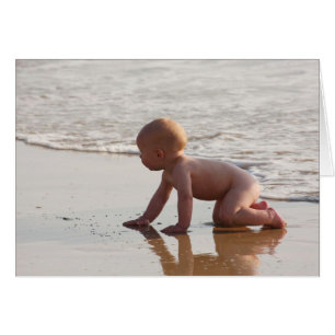 Cartão Bebê brincando na areia na praia