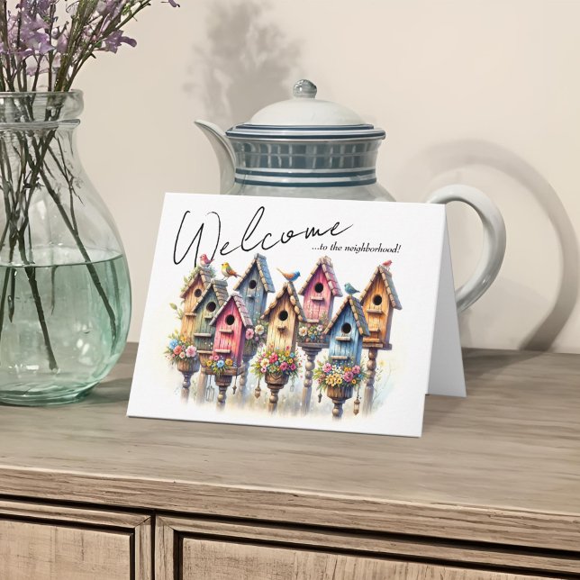 Cartão Bem-vindo, vizinho encantador, pastel de passarinh (Charming birdhouse neighborhood welcome new neighbors greeting card in Spring pastel watercolor)
