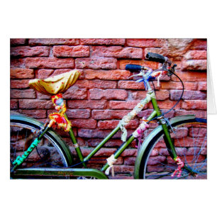 Cartão Bicicleta Verde Debruçando-se sobre uma Parede de