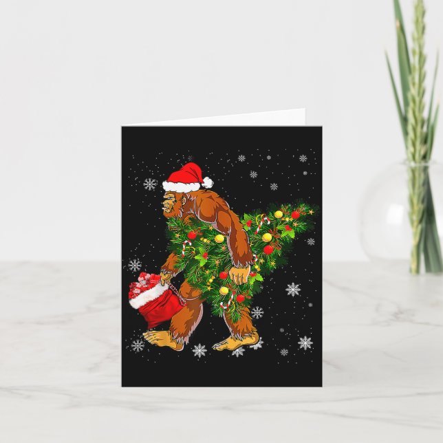Cartão Bigfoot Carrying Christmas Tree Sasquatch Believer (Frente)