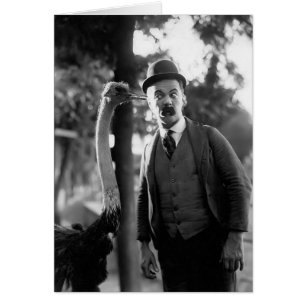 Cartão Billy Bevan com uma avestruz, cerca dos 1910s