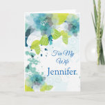 Cartão Birthday Card-Wife com Nome Personalizado F<br><div class="desc">Imaginem este novo cartão de aniversário floral impresso, com aspecto aquoso, a ser aberto por alguém especial com o seu nome personalizado. Matizes de Blues & Greens em um fundo branco nítido. Saudação imprimiu dentro desejando-lhe um feliz aniversário. Personalize ainda mais e altere o nome do exemplo para o que...</div>