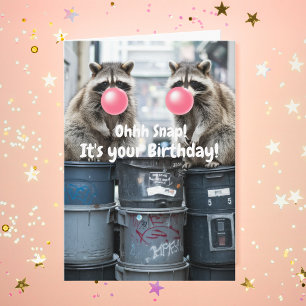 Cartão Birthday Funny Raccoons sopram bolhas cor-de-rosa