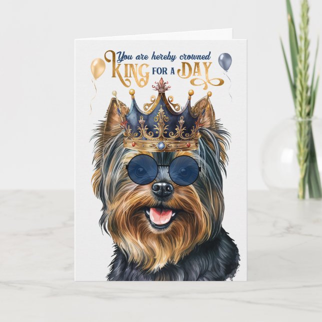 Cartão Black Yorkie Terrier King para um dia feliz aniver (Frente)