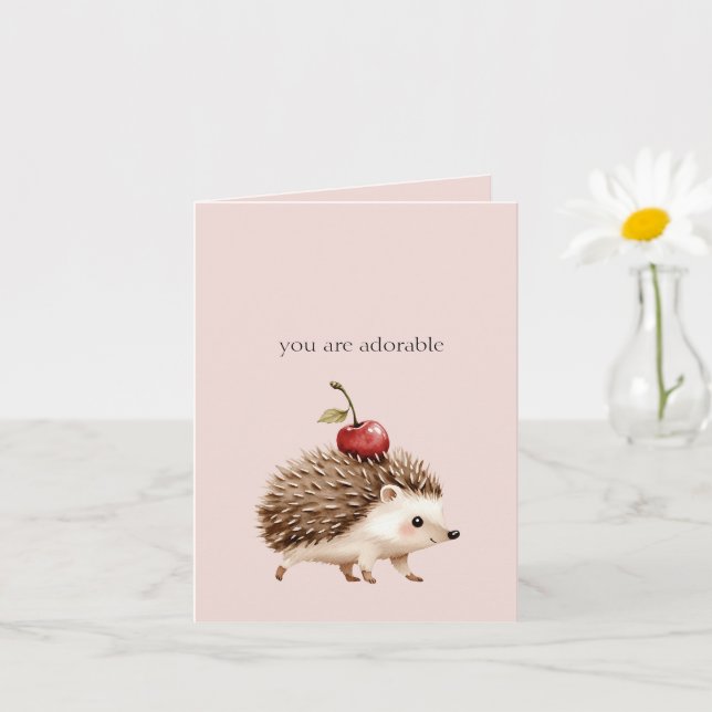 Cartão Blush Pink Red Cherry Adorable Hedgehog (Planta pequena)