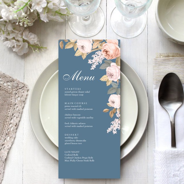 Cartão Boho Blue e Blush Peonies Menu (Boho Blue and Blush Peonies Wedding Menu Card on a boho white wedding dinner tabel.)