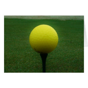 Cartão Bola de Golfe Amarelo no campo de golfe da montanh