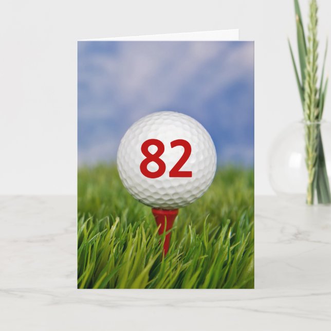 Cartão Bola de Golfe de 82º aniversário no Tee Vermelho (Frente)