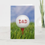 Cartão bola de golfe no T para o aniversário do pai<br><div class="desc">feche acima da bola de golfe no T vermelho na grama verde para o aniversário do pai</div>