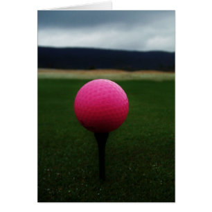 Cartão Bola de Golfe Rosa em campo de golfe na montanha