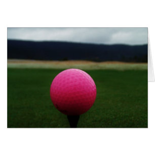 Cartão Bola de Golfe Rosa em campo de golfe na montanha