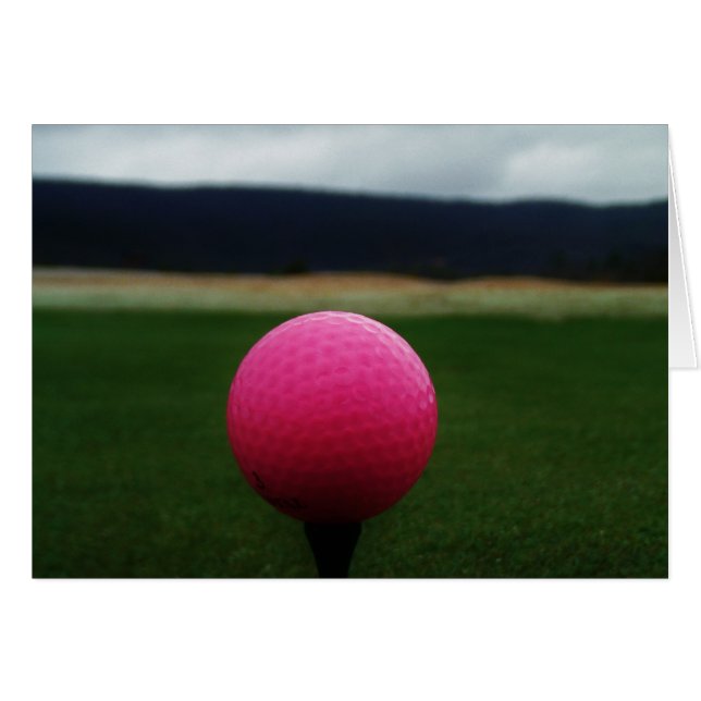 Cartão Bola de Golfe Rosa em campo de golfe na montanha (Frente Horizontal)