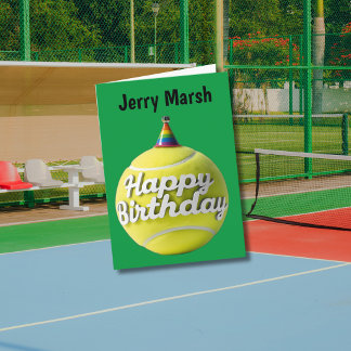 Cartão Bola de tênis com chapéu de aniversário feliz aniv