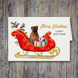 Cartão Bolmastiff Cachorro de Natal<br><div class="desc">Neste cartão Feriado, um Cachorro Bullmastiff fica em um bonito trenó decorativo vermelho e dourado. Ao lado do cão, senta-se pacotes de presentes amarrados com arcos coloridos, e atrás do trenó está o Holly com frutas vermelhas. O texto dourado à direita diz "MERRY CHRISTMAS" e seu texto personalizado está verde....</div>