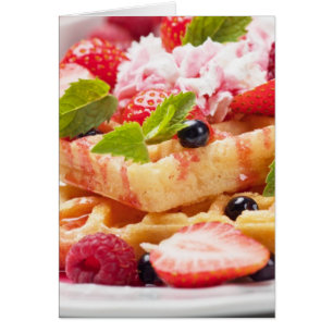 Cartão Bolo de waffle com fruta de baga fresca