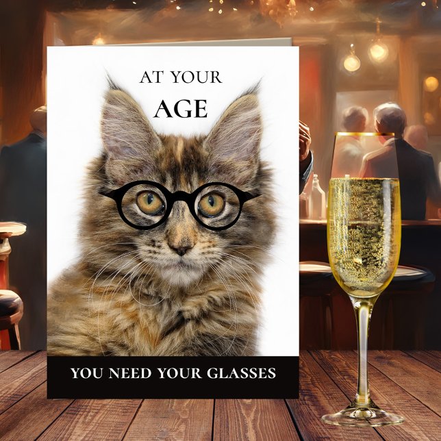 Cartão Bolsa de Vinho Engraçado Champanhe de Aniversário (A cute and funny birthday card featuring a Maine Coon cat with glasses and champagne and wine glass)